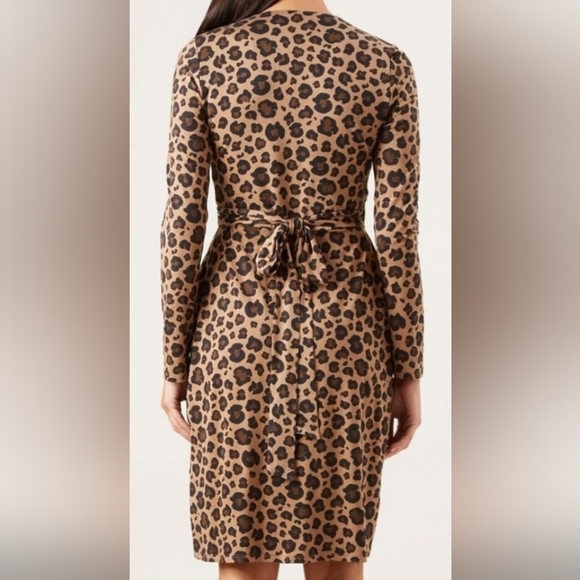 Hobbies in Delilah Wrap Dress size 6. New - Picture 3 of 7